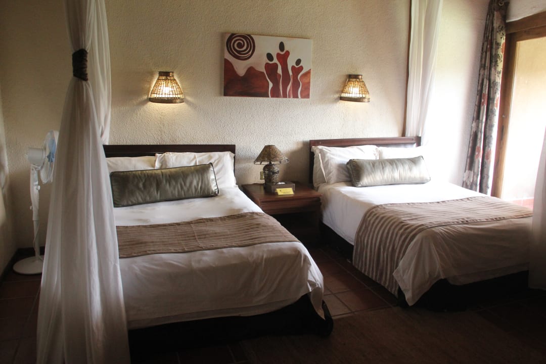 Wie in allen Lodges Riesenbetten Hotel Tarangire Sopa Lodge