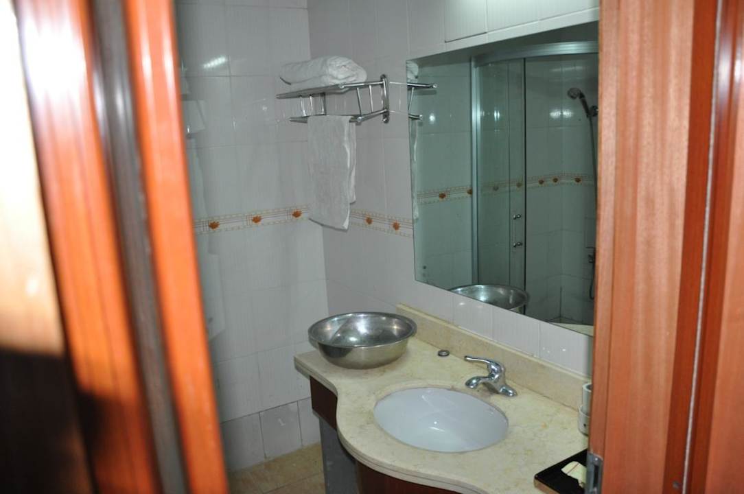 Spartanisch ausgestattes Bad Samye Monastery Guesthouse