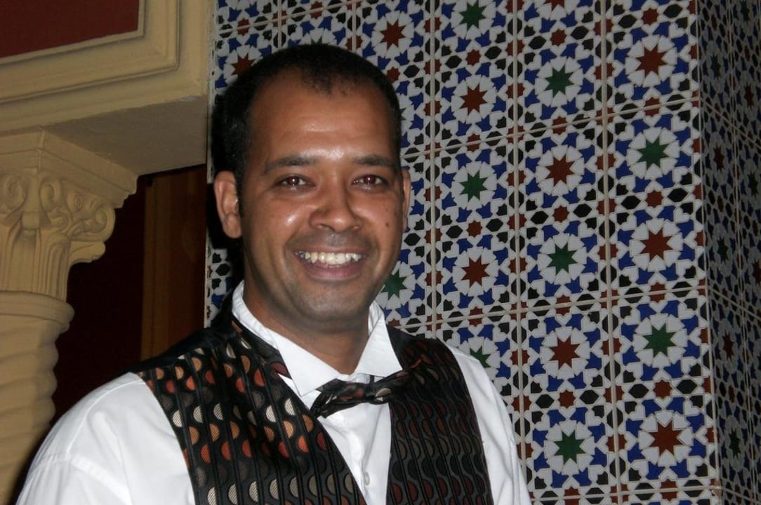 Kellner im Cafe Pickalbatros Alf Leila Wa Leila Resort - Neverland Hurghada