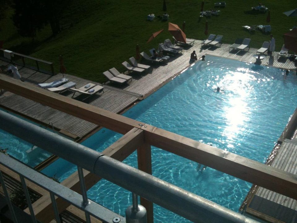 Pool von der Dachterrasse des Badehauses Das Kranzbach