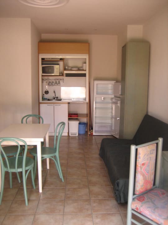 Schlafcouch, Küche und Esstisch Hotel De La Mer