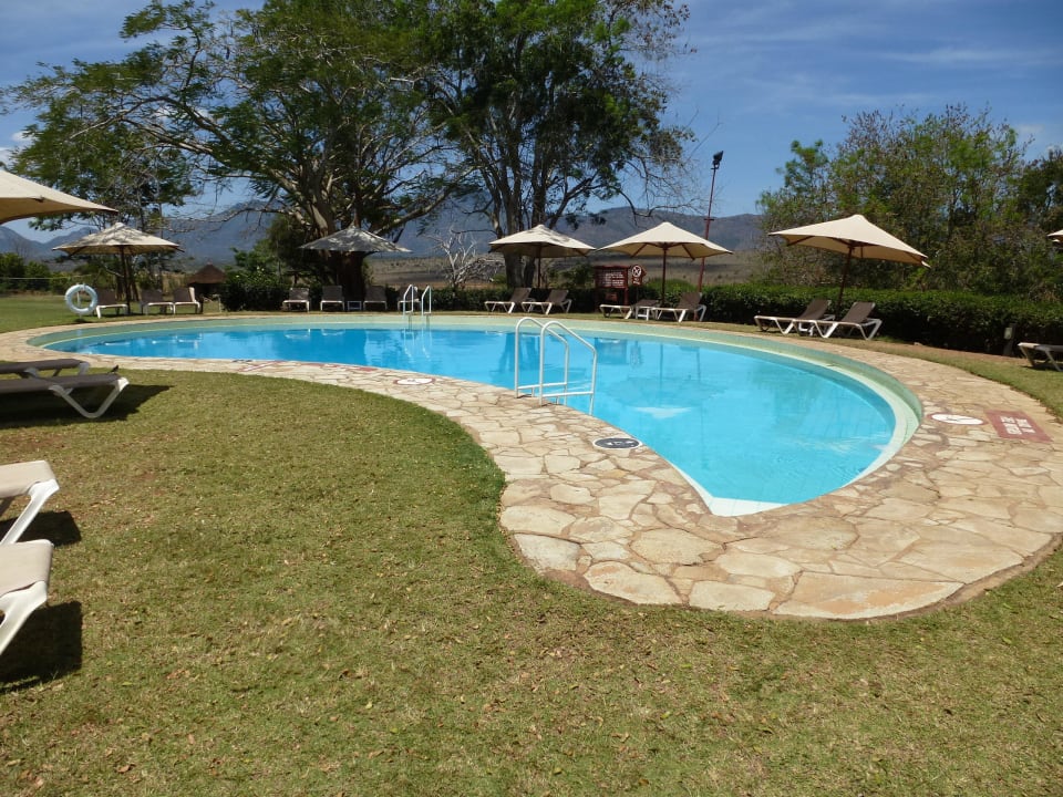Großer Pool Taita Hills Safari Resort & Spa