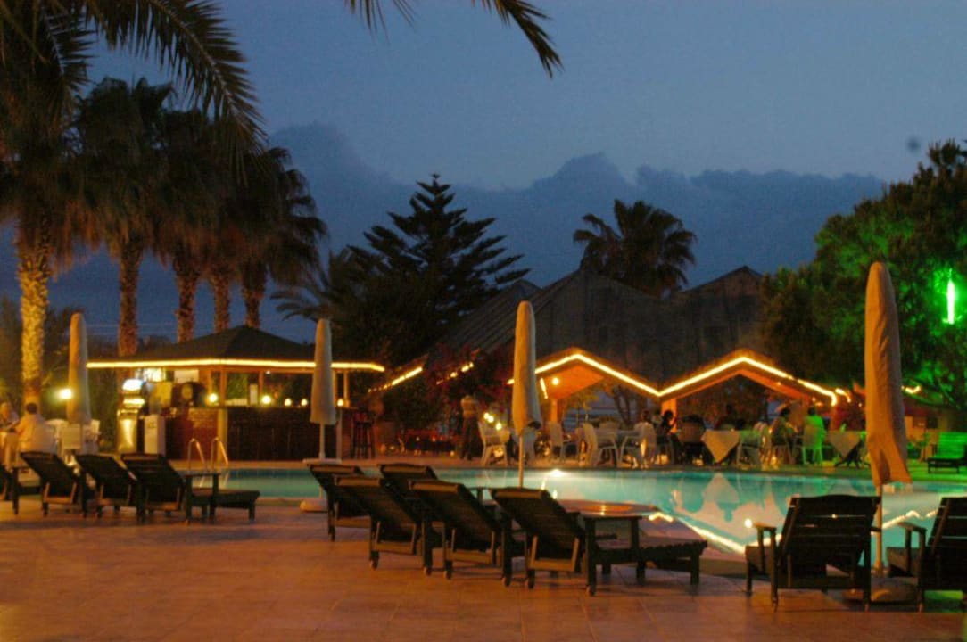 pool im abend Nerton Hotel - Erwachsenenhotel ab 16 Jahren