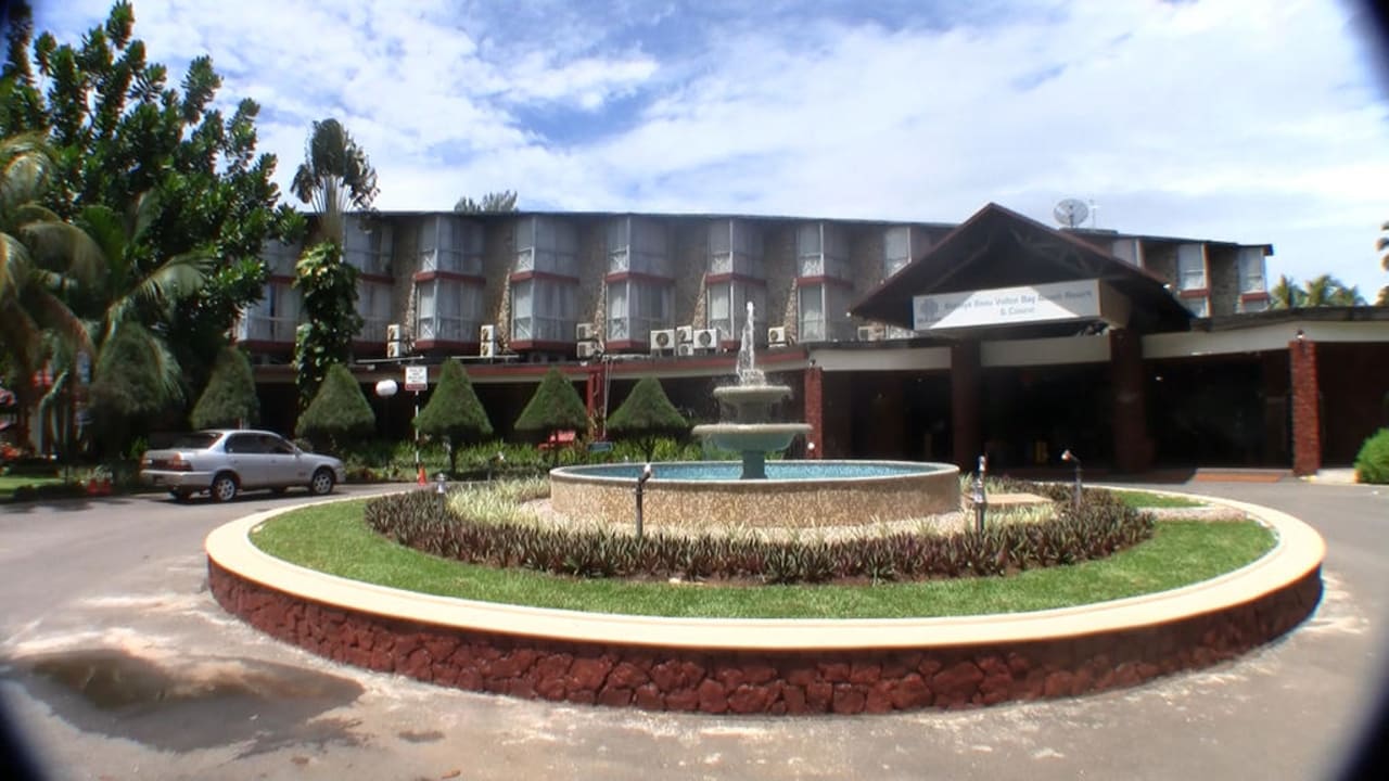 Hoteleingang und ein Teil der Zimmer Berjaya Beau Vallon Bay Resort & Casino