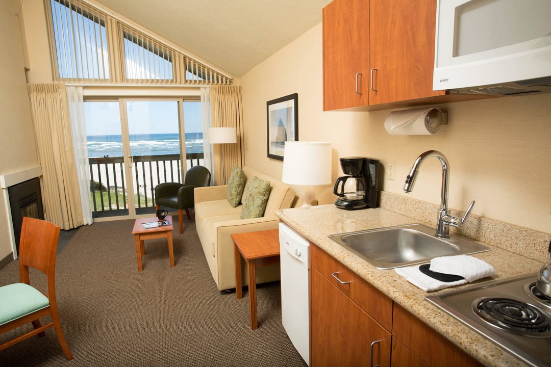 Oceanfront Suite Kitchen Schooner's Cove Inn