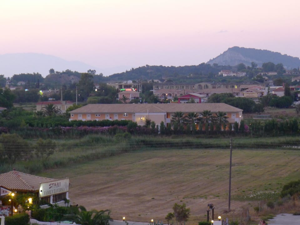 Blick vom Aussichtsfelsen auf Nebengebäude  Hotel Sirocco