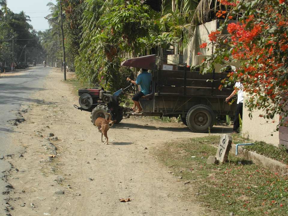 Straße entlang des Resorts mit typ. Krachmacher Hotel Sandoway Resort
