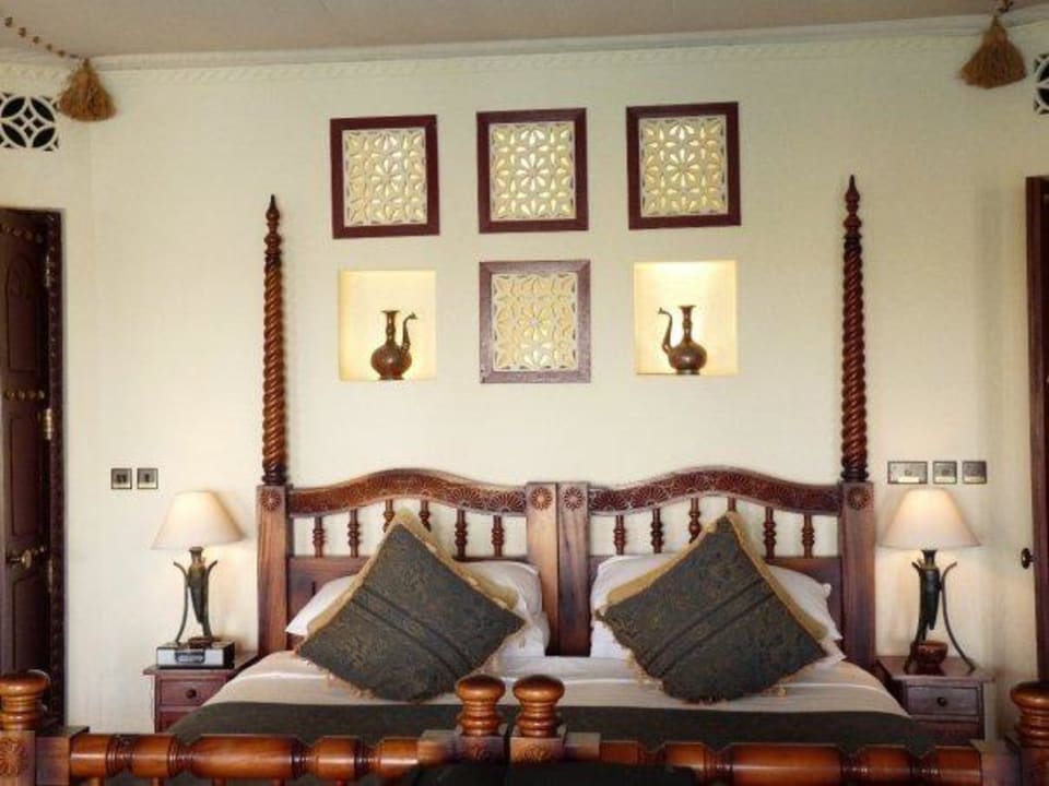 Riesiges Bett im Zimmer Al Maha, A Luxury Collection Desert Resort & Spa