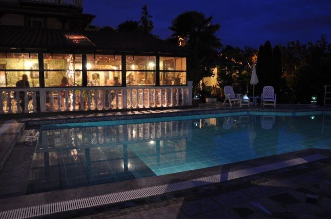 Abendstimmung am Pool mit Blick auf Terrasse Pension Biba Poreč