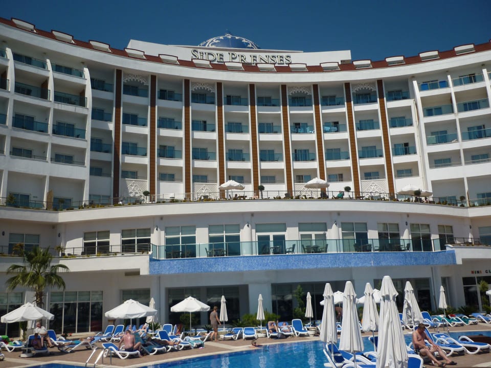 Blick vom Pool auf die Terrasse Side Prenses Resort & Spa