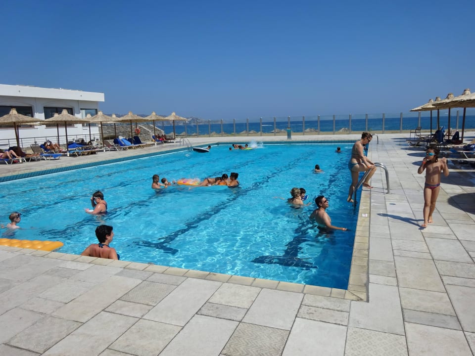 Poolanlage mit Blick aufs Meer Civitel Creta Beach