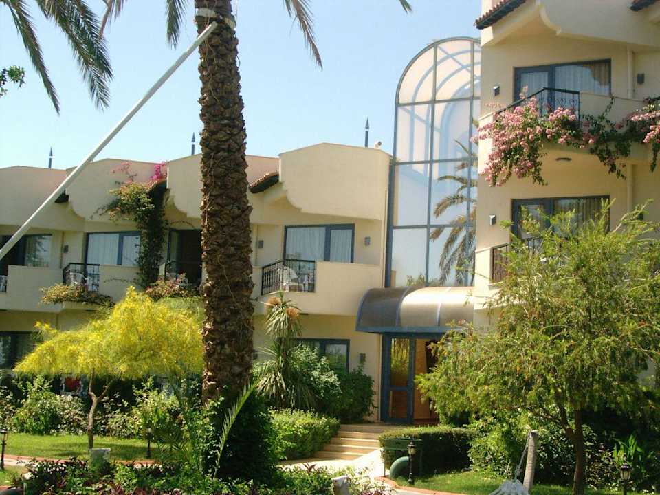 Neben Gebäude Kilikya Resort Camyuva