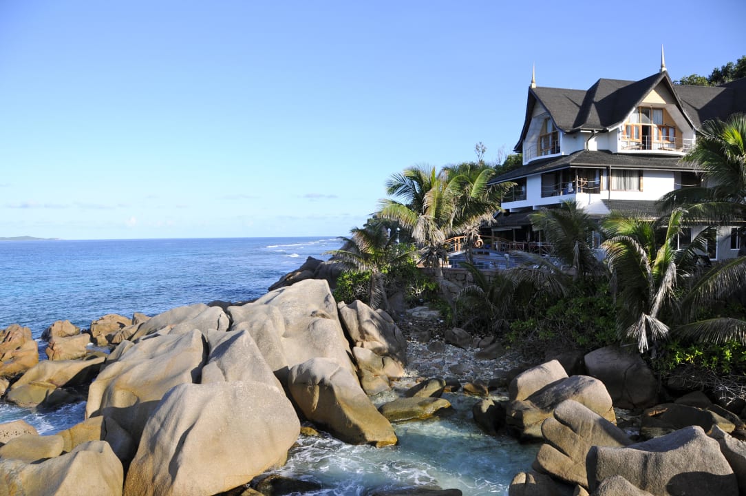 Patatran Hauptgebäude vom Meer aus Hotel Patatran Village