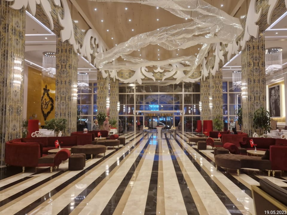 Lobby Azura Deluxe Resort & Spa Hotel