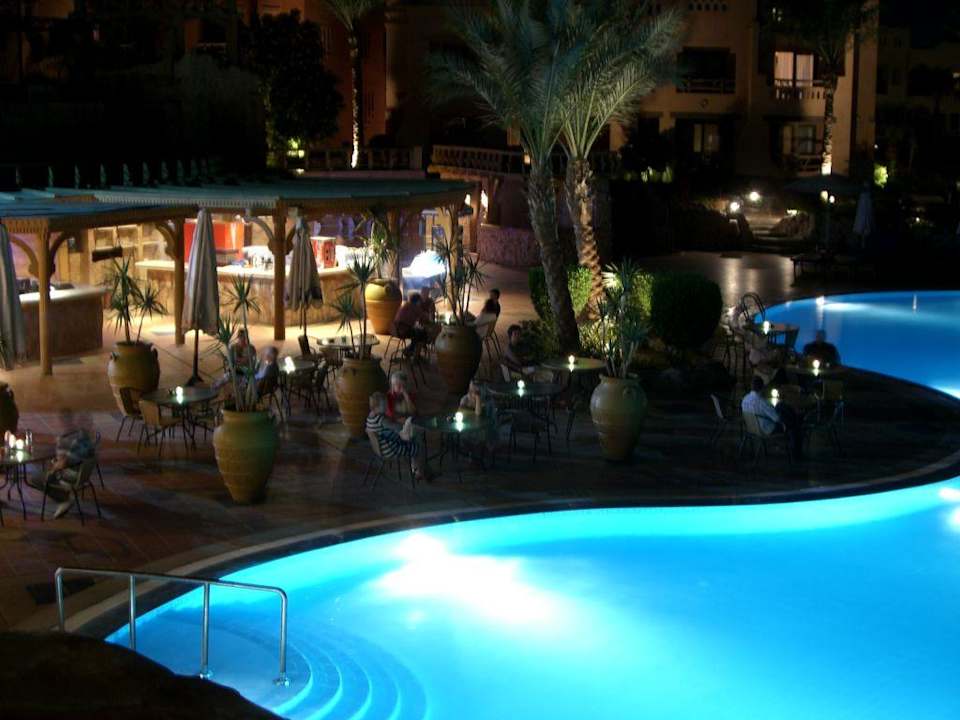 Poolbar bei Nacht Charmillion Sea Life Resort