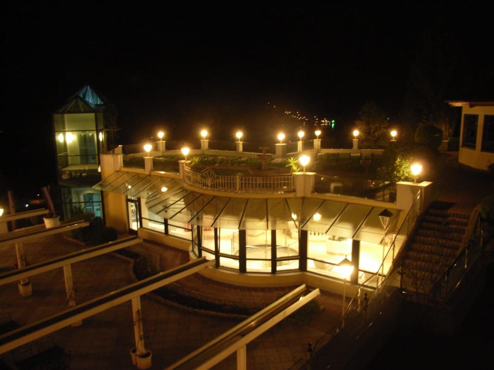 Terrasse und Wellnes-Ruheraum bei Nacht Hotel Panorama Wellness & Spa by alpha