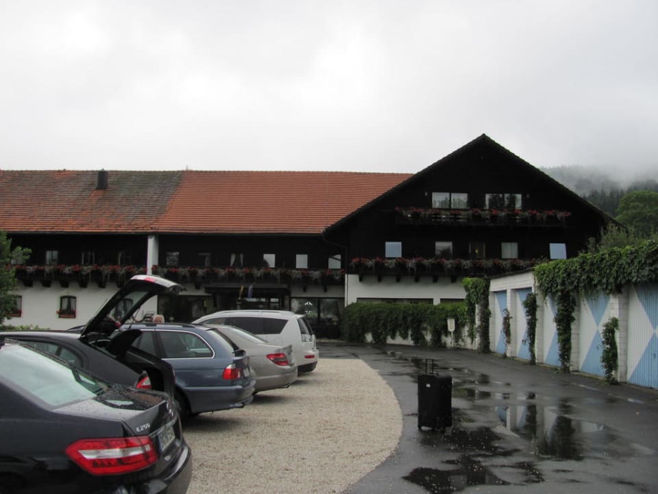 Parkplatz und EIngang Hotel Gut Schmelmerhof