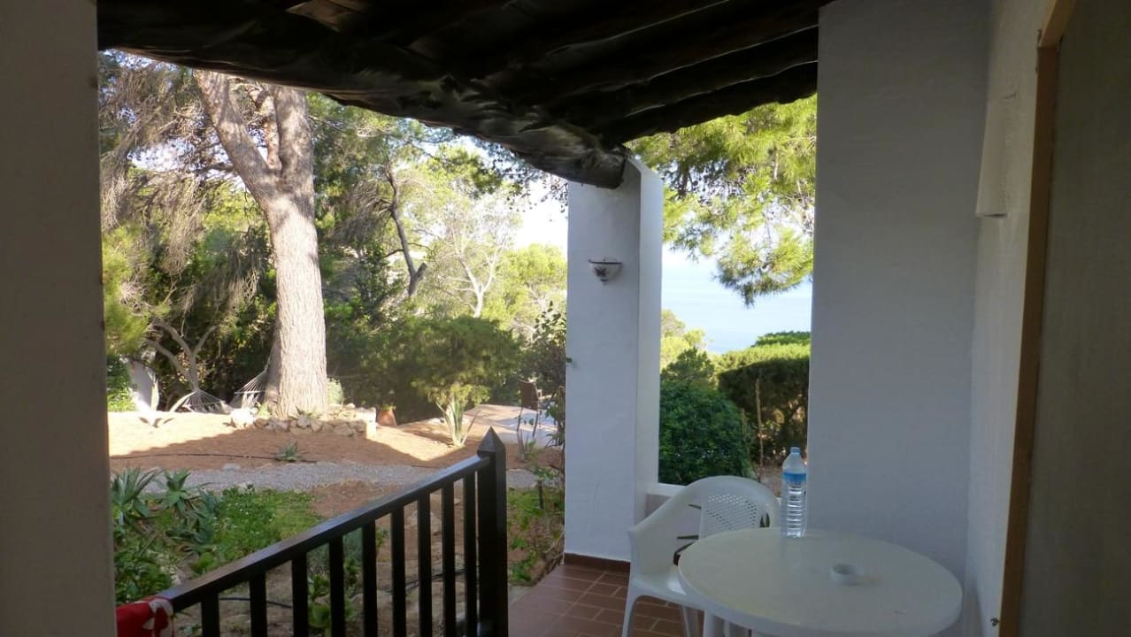 Die kleine Terrasse zum Zimmer Hostal Cala Moli