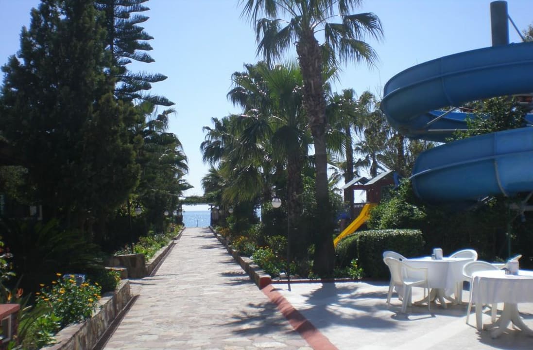 Alejka prowadząca na plażę Holiday Park Resort