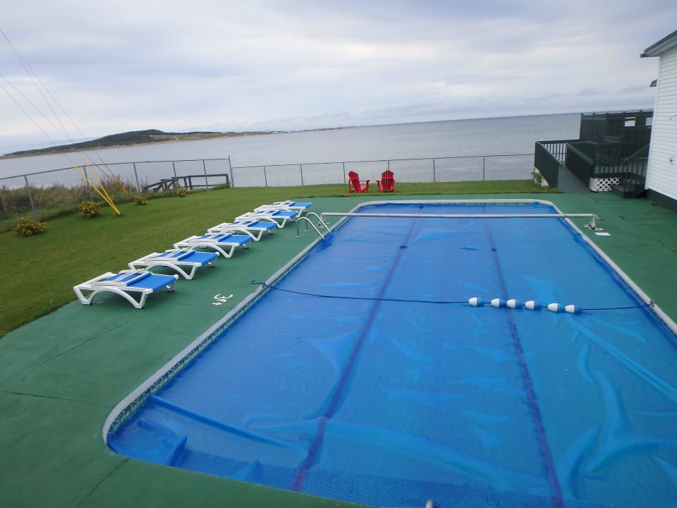 Der Pool wurde bereits auf den Winter vorbereitet Shallow Bay Motel & Cabins