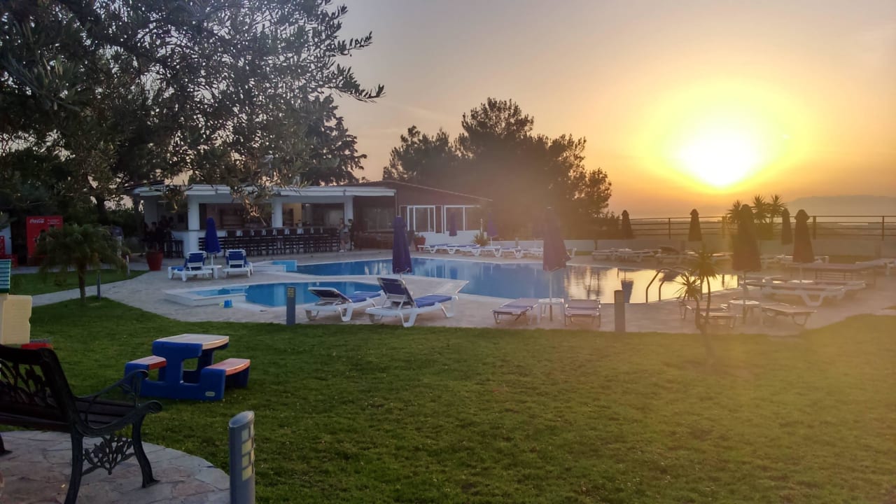 Pool + Taverne am Abend Hotel Helena Christina