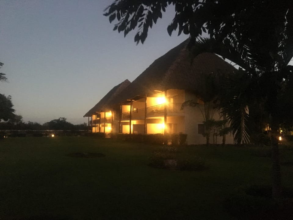 Häuser bei Nacht TUI Blue Bahari Zanzibar