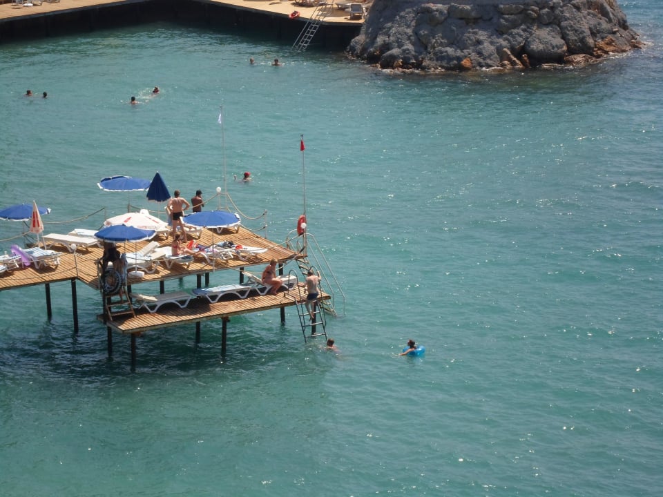 Пирс у отеля Aska Bayview Resort