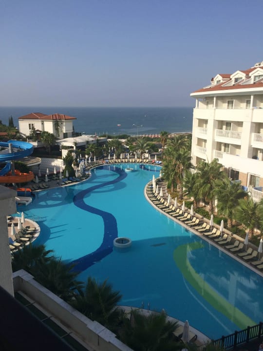 Uitzicht van ons balkon Alba Queen Hotel