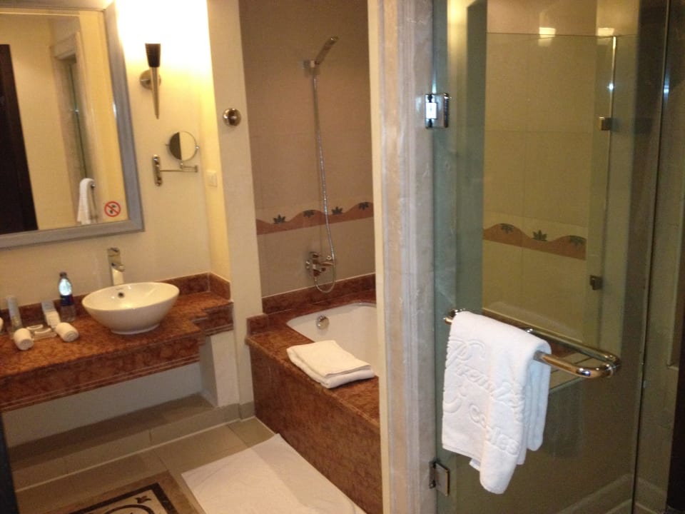 Bad im Deluxe-Zimmer Premier Le Reve Hotel & Spa