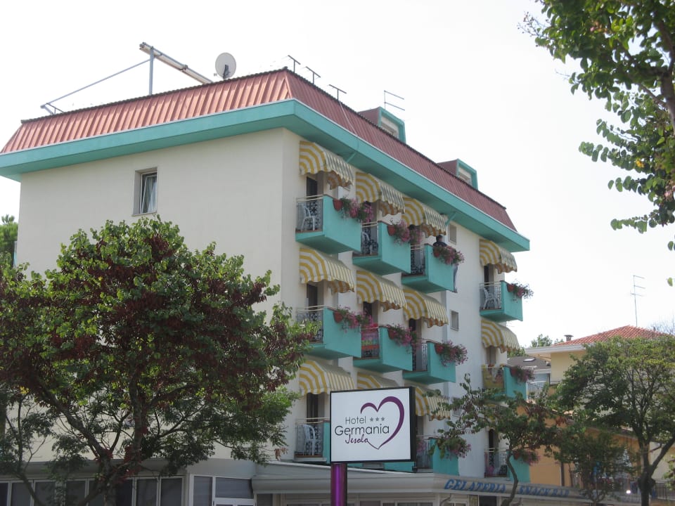 Hotel Außenansicht von der Straße aus Hotel Germania