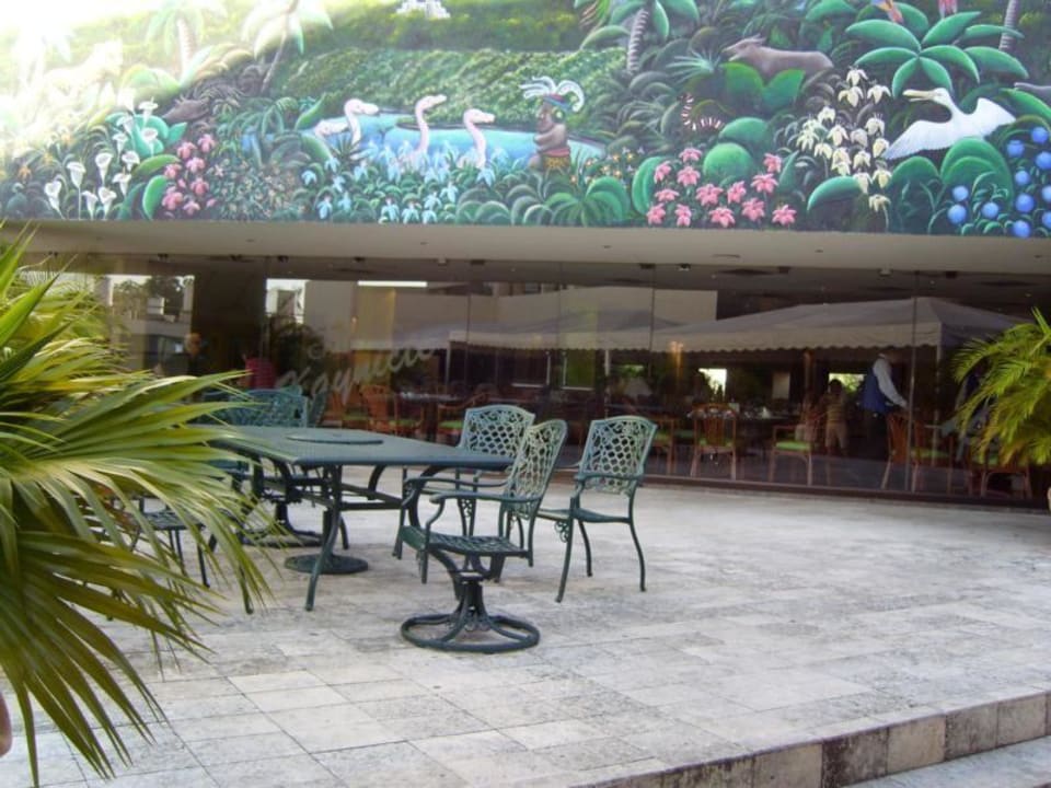 Hotelterrasse mit dem Restaurant im Hintergrund Hotel Los Aluxes