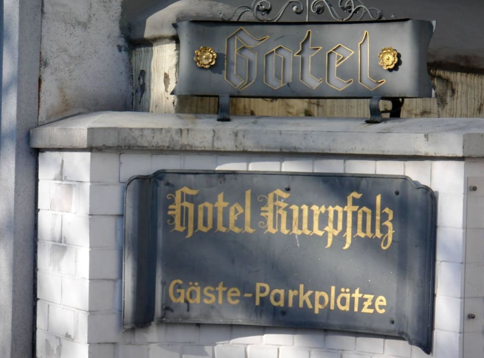 Das Hotelschild neben der Einfahrt zum Parkplatz Hotel Kurpfalz