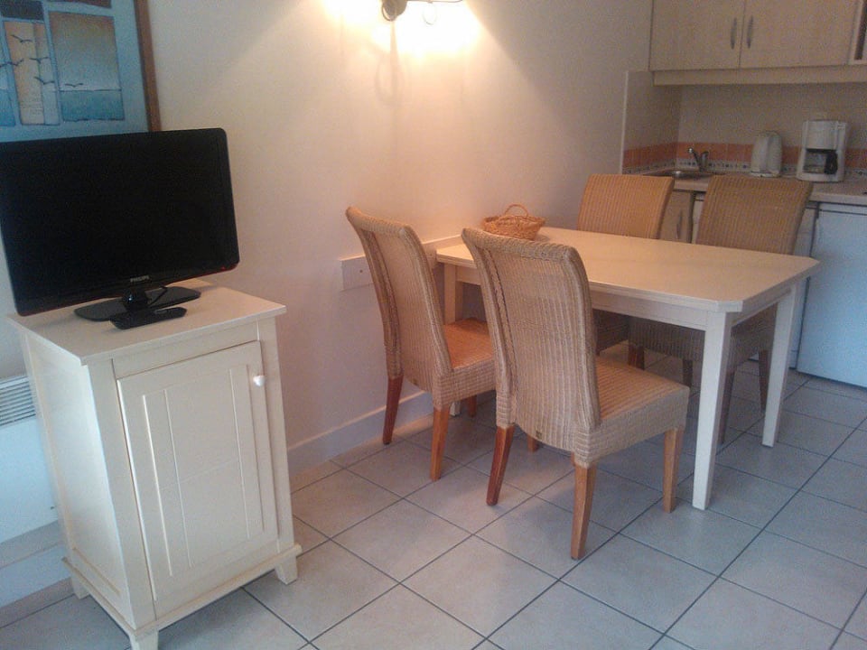 Fernseher sowie Tisch und Küchenecke Pierre & Vacances Residenz Héliotel Marine