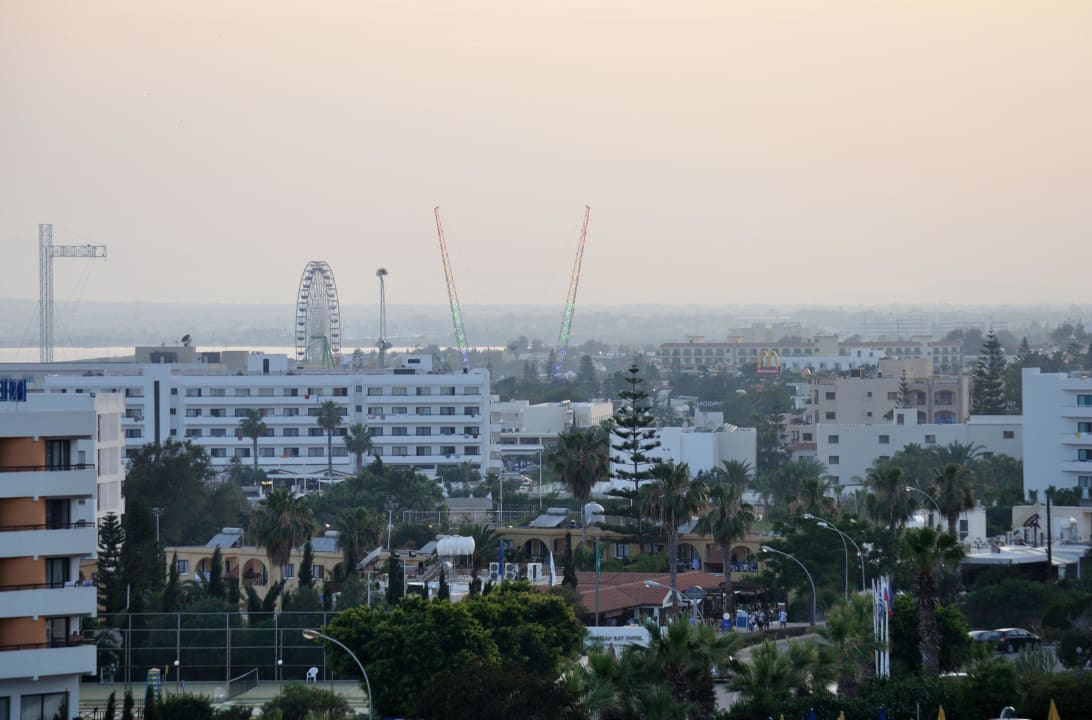 Blick in Richtung Ortszentrum Napa Mermaid Hotel & Suites