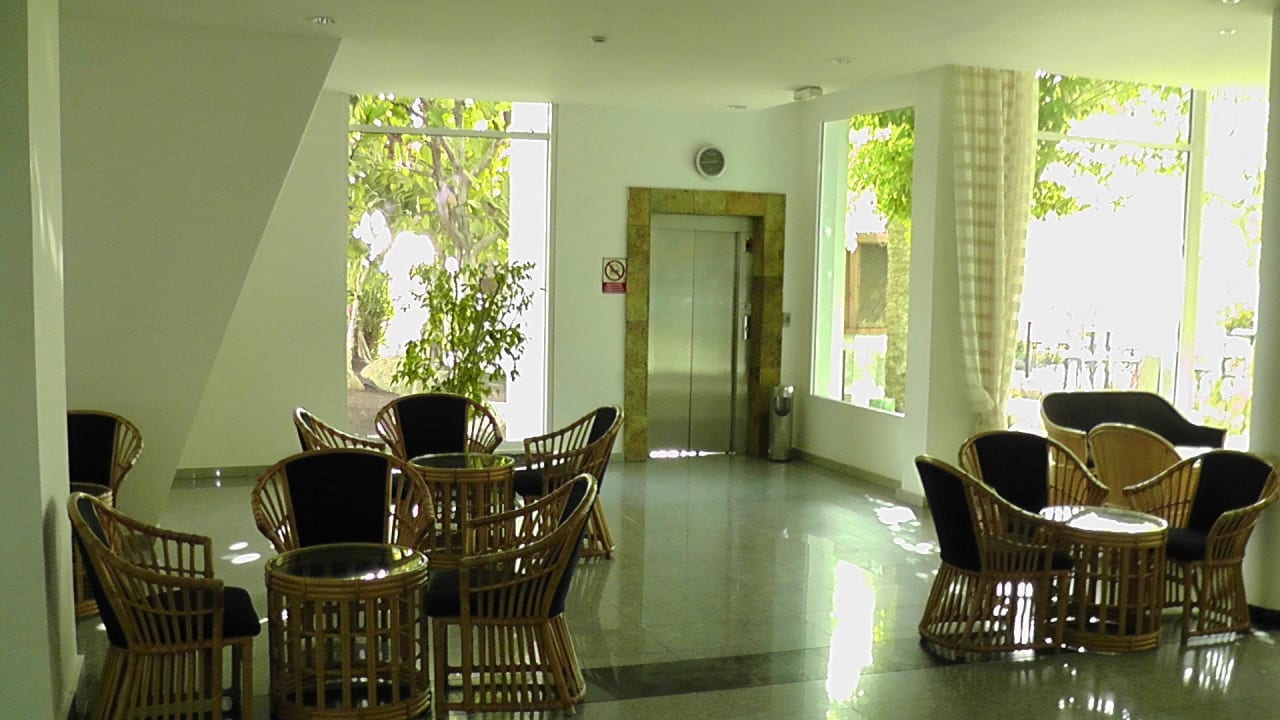 Sitzmöglichkeiten um die Lobbybar allsun App.-Hotel Esquinzo Beach