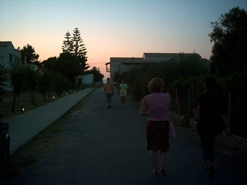 Der Weg vom Hotel zum Strand Hotel Ionian Princess & Thinalos