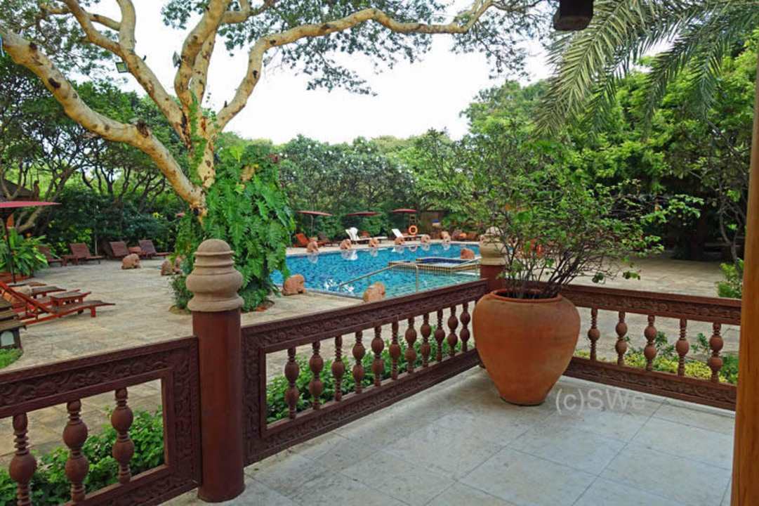 Blick auf den Pool Hotel Tharabar Gate