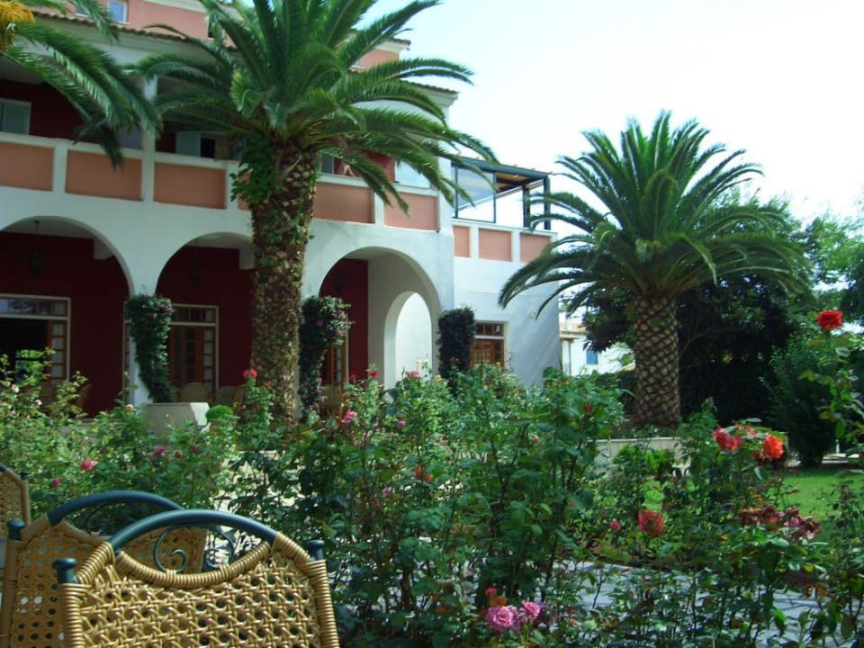 grüne Gartenanlage Hotel Ionian Princess & Thinalos