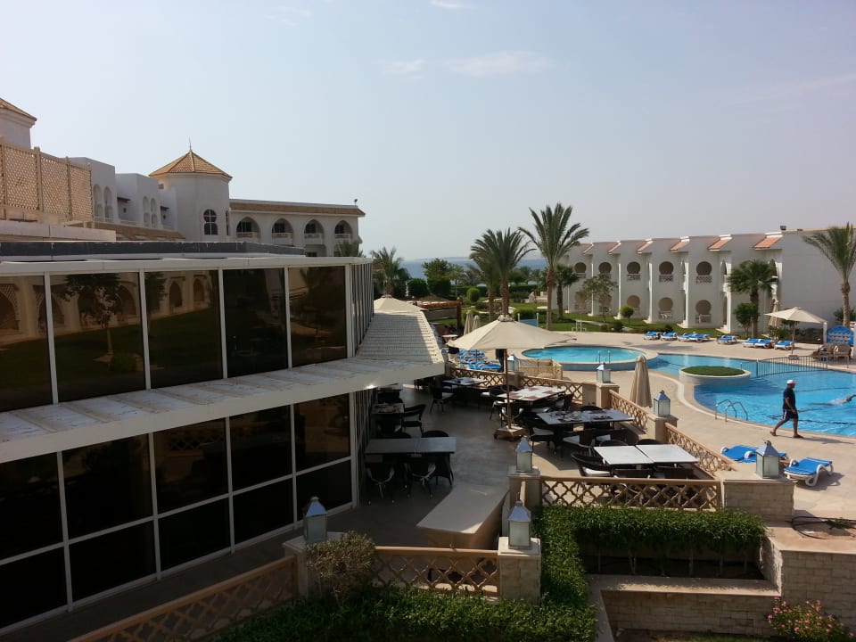 Links Hauptrestaurant, Pools und Meer  Old Palace Resort Sahl Hasheesh