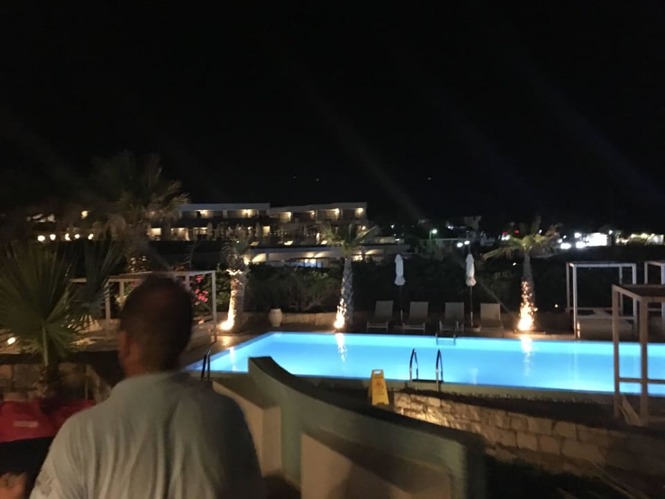 Hotelanlage bei Nacht The Island Hotel