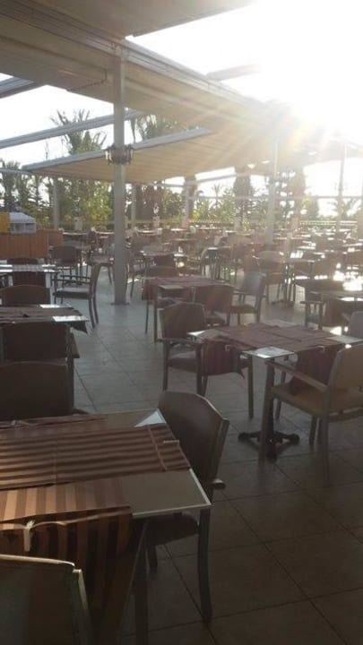 Große Terrasse beim Hauptrestaurant Hotel Delphin Diva