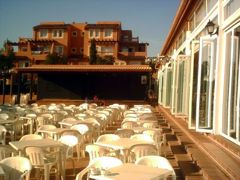 Aussenansicht des Speisesaals und Showbühne Aparthotel Ciudad Laurel