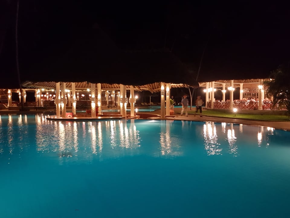 Links hinterm Pool die Bar rechts davon das Restaurant Neptune Paradise Beach Resort & Spa