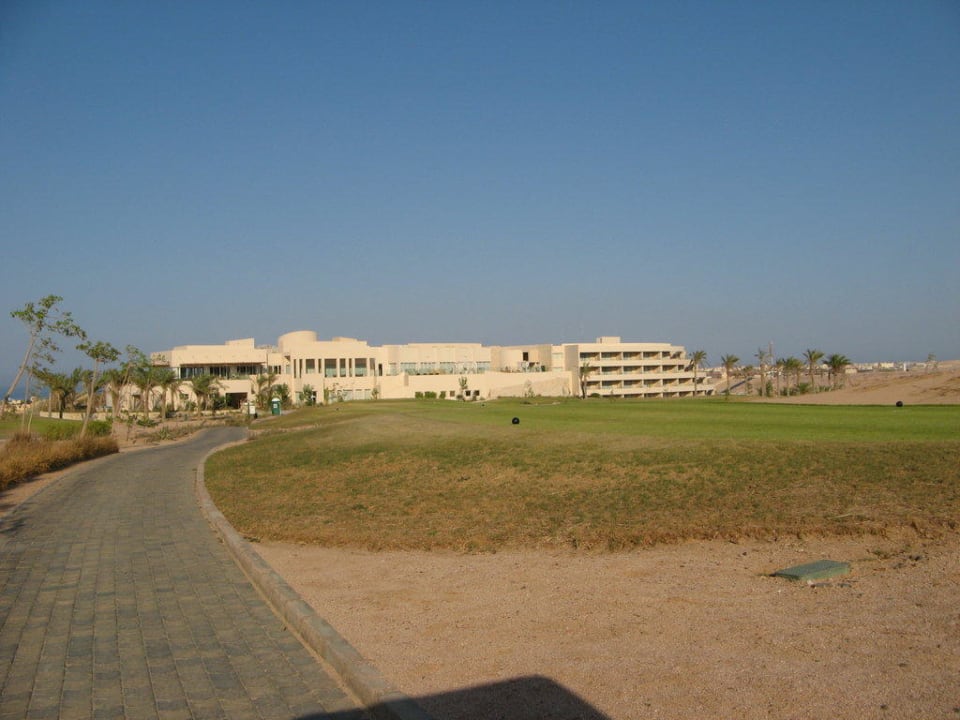 Ansicht des Hotels vom Golfplatz Steigenberger Makadi Hotel - Adults only