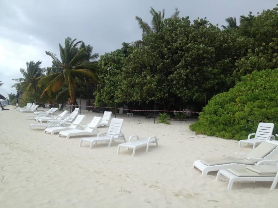 Hauptstrand mit Absperrung zur Baustelle Thulhagiri Island Resort