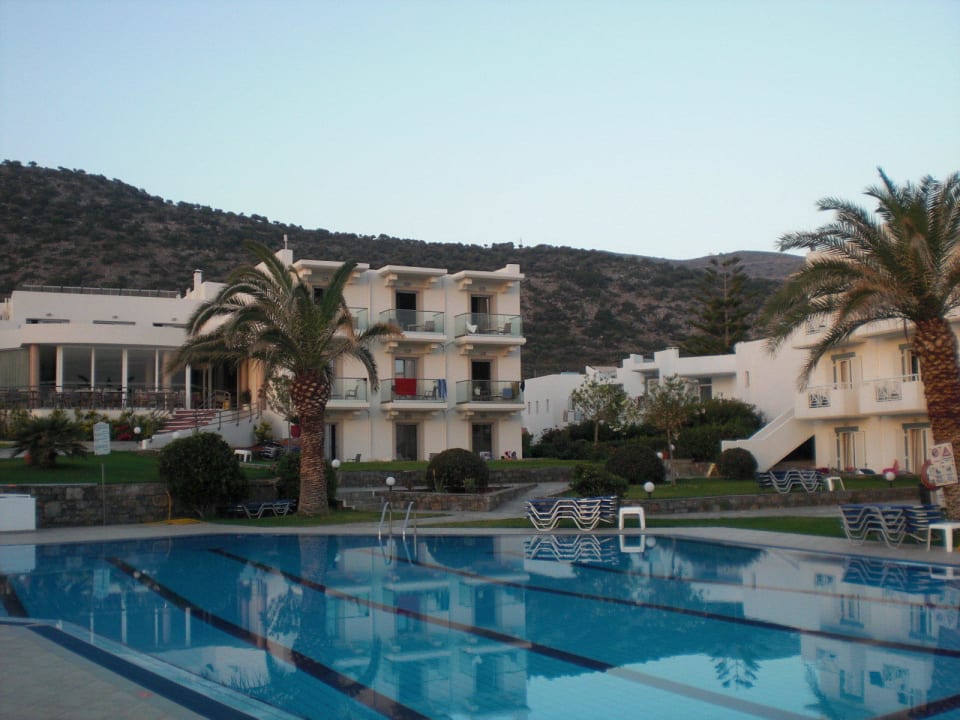 Ausblick auf den Bool und die Gebäude Hotel Ariadne Beach