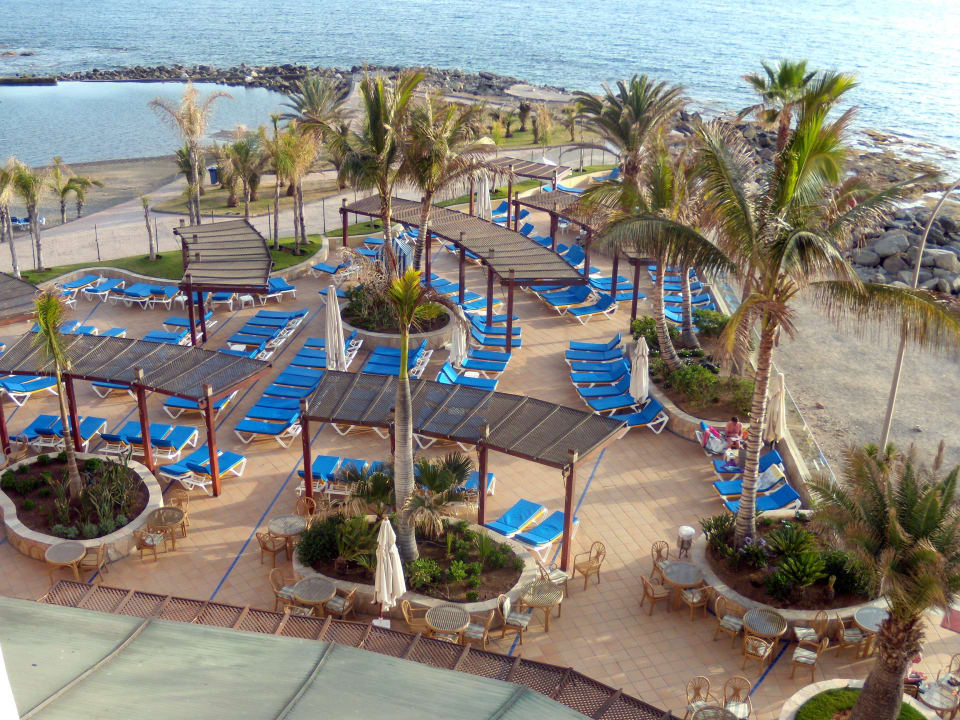 Der Liegebereich mit Gartenanlage Bull Dorado Beach & Spa