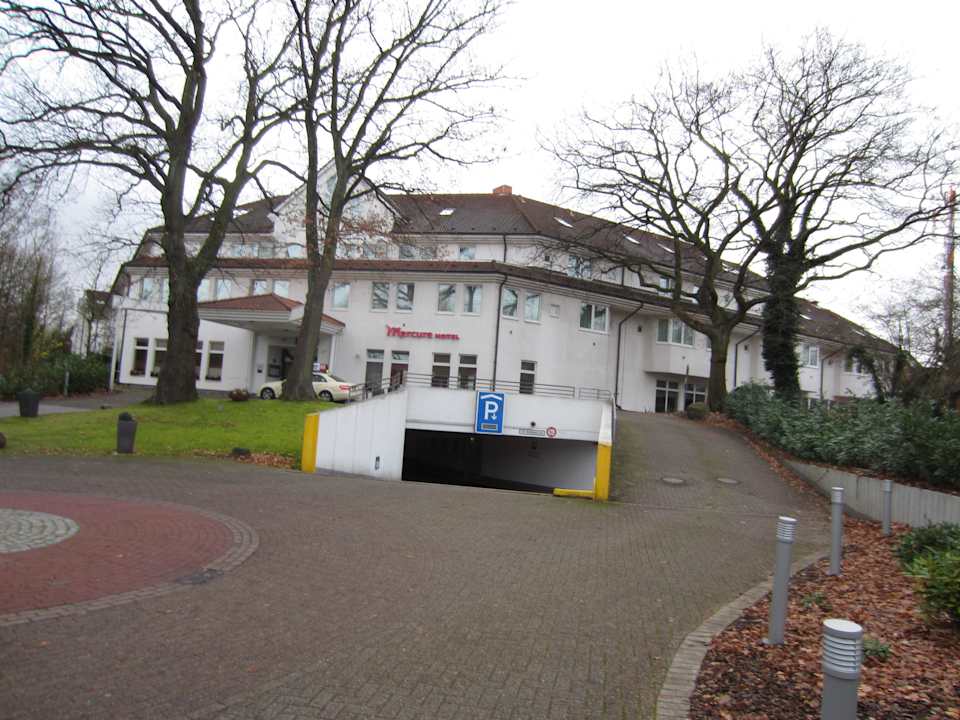 Eingangsbereich unscheinbar - aber sehr groß Leonardo Hotel Hamburg Airport