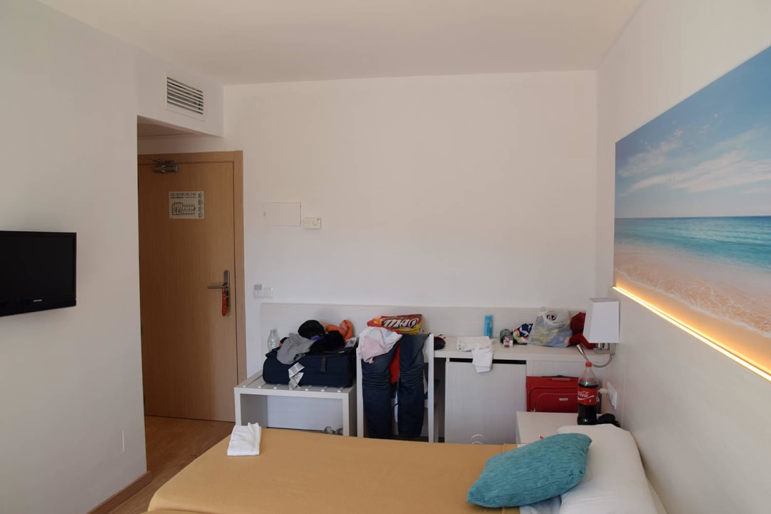 Blick ins Zimmer vom Balkon aus Hotel Playas de Paguera