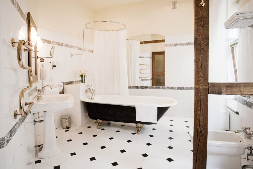 Bath on the 'Lion legs' Best Western Santakos Hotel